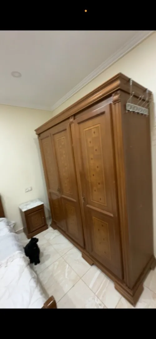 Chambre haître bois foncé massif