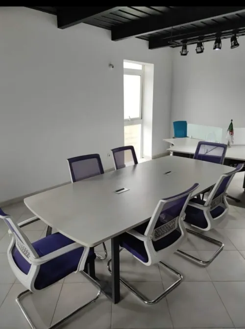 DES TABLE DE REUNIONE 