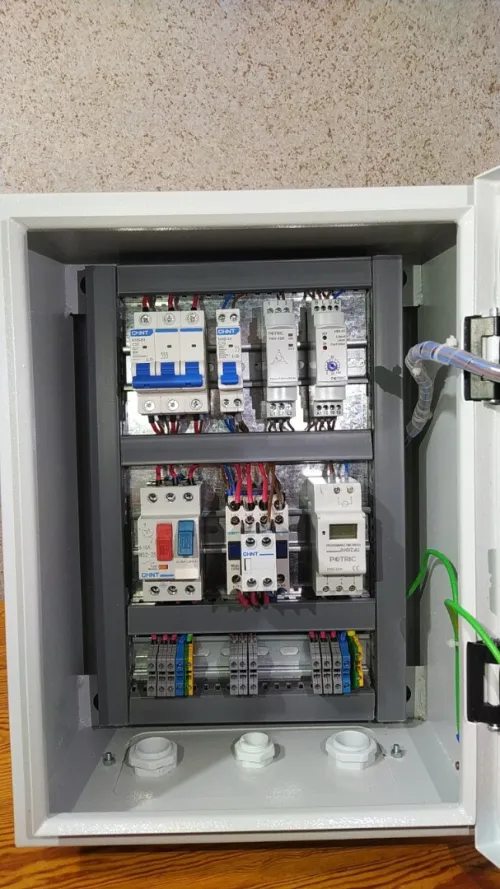 Armoire électrique de commande pour pompes AUTO / MANUEL   خزانة كهربائية للتحكم في المضخات  AUTO / MANUEL