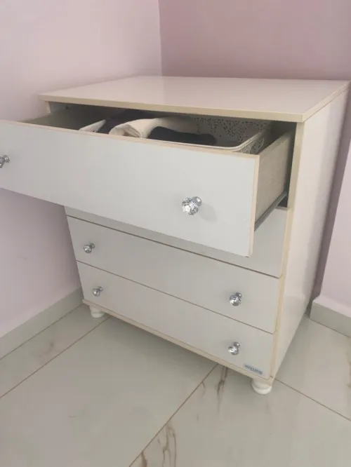 commode et lit bébé 