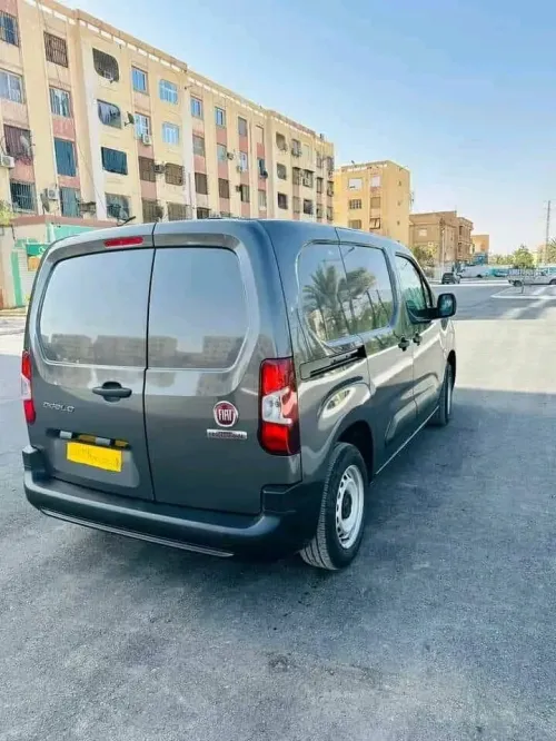 Fiat Doblo 2024 italien-00klm-Gris Souri