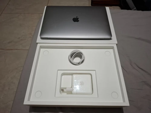 Macbook Pro 13 pouces M2 2022 RAM 8GB SSD 256 GB Touch bar