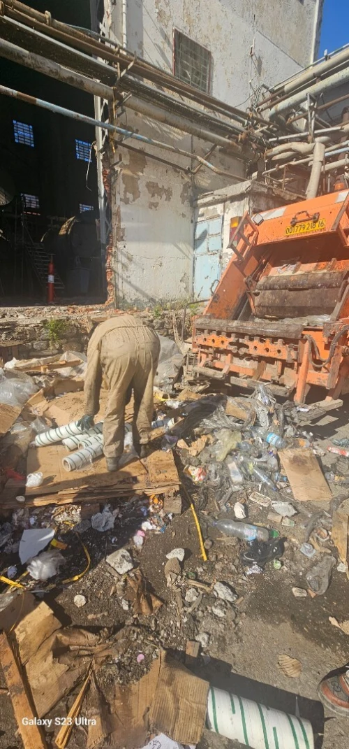 Enlèvement des déchets   des ordures transport camion poubelle benne