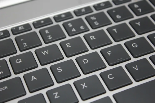 HP EliteBook 865 G10 RYZEN 7 PRO 7840U 16GB 1TB SSD FHD 16" 