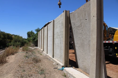 MUR DE CLÔTURE EN BÉTON PRÉFABRIQUÉ