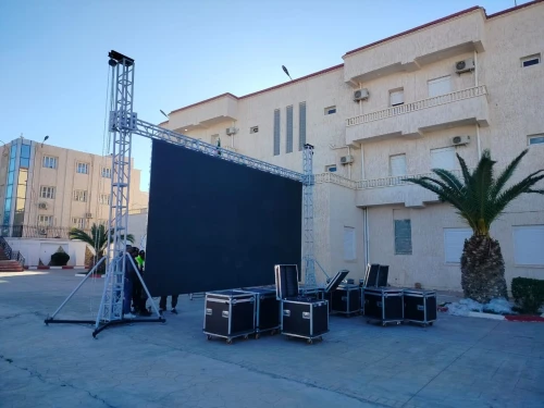ÉCRANS GÉANTS LED AVEC STRUCTURE ALUMINIUM DÉMONTABLE