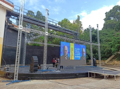 ÉCRANS GÉANTS LED AVEC STRUCTURE ALUMINIUM DÉMONTABLE