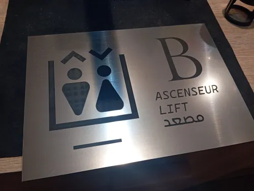 Plaques Signalétiques PMMA Pour Bureaux et Entreprises  / Fabrication sur Mesure