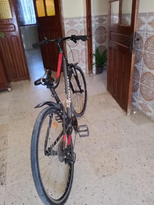 Vélo B'TWIN Riverside 500E xcellent état هابطة من الخارج