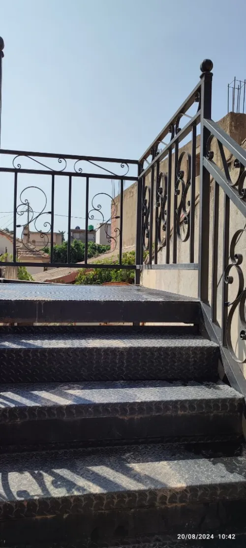 ESCALIER MÉTALLIQUE