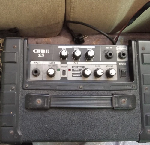 Guitare +ampli Roland Cube 15w