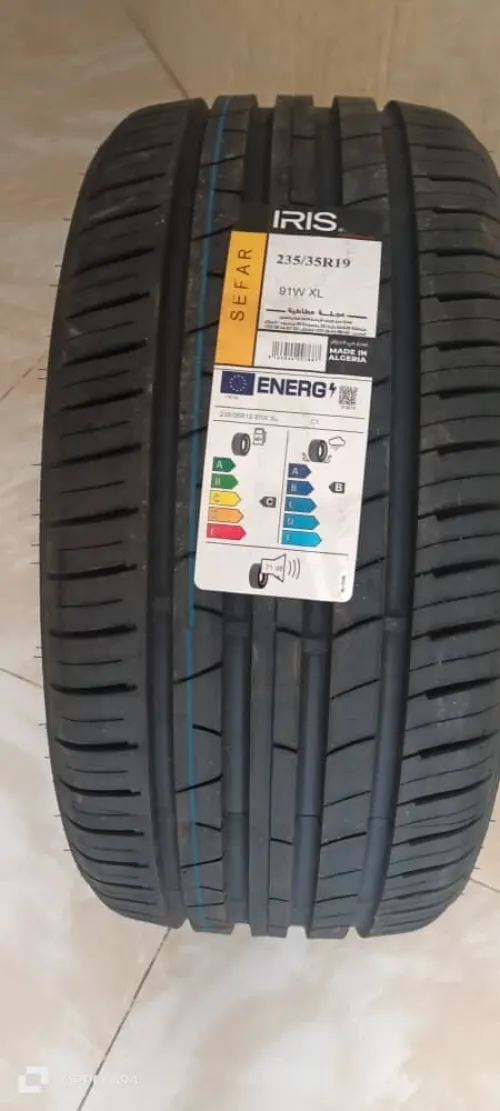 Pneu IRIS neuf 235/35 R19 à vendre, jamais utilisé.