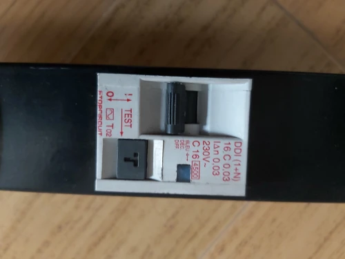 Bandeau d'alimentation 6 prises avec disjoncteur différentiel 16A