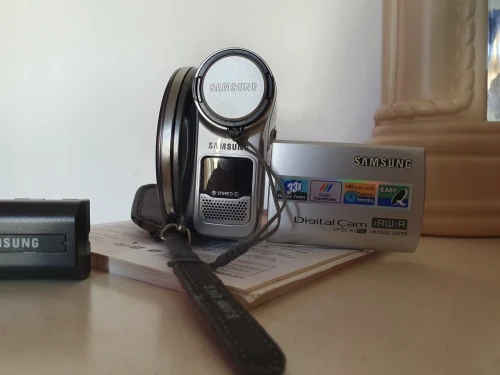 vends Camescope DVD samsung + 02 tablettes CONDOR 10.1