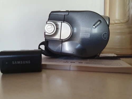 vends Camescope DVD samsung + 02 tablettes CONDOR 10.1