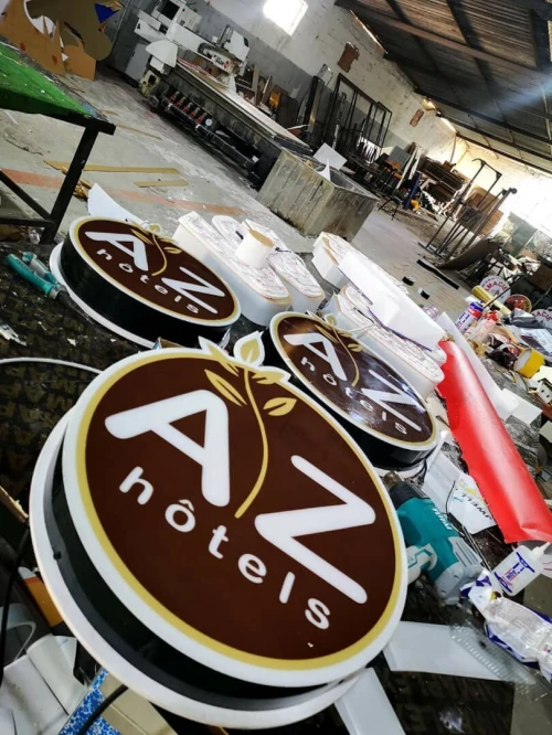 Fabrication panneaux publicitaires et lettres lumineuse 