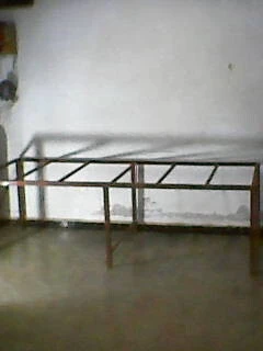 Carccasse de tables en fer carrées .