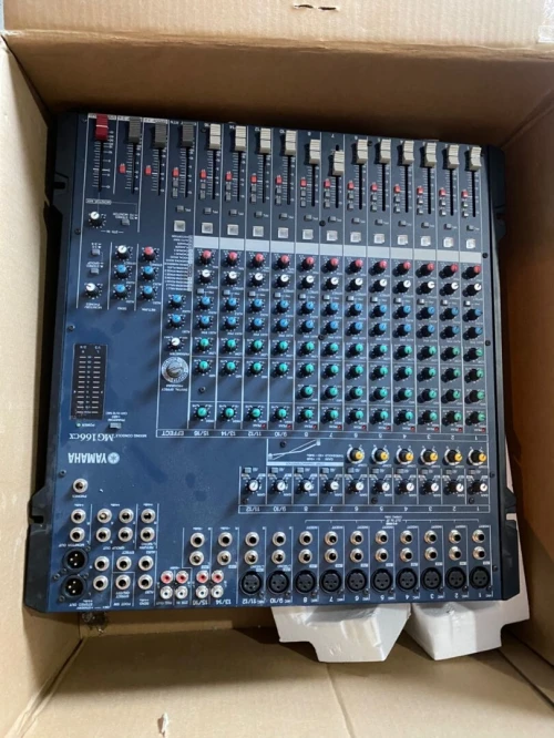 Enceinte yamaha r 115 p et console yamaha mg166cx 