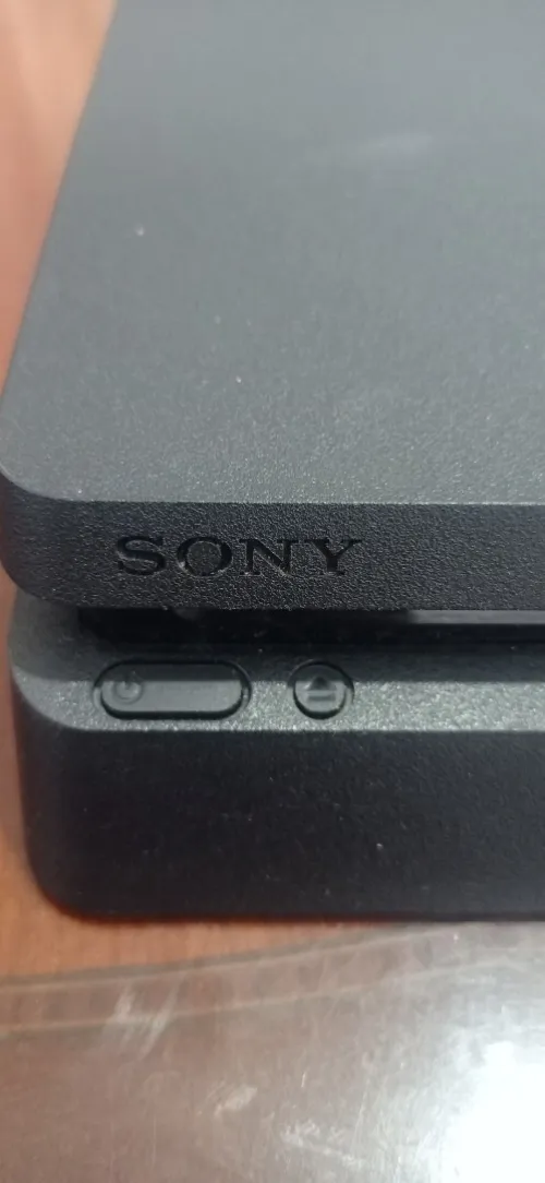 Ps4 utilisée version 13.50 + deux manettes.