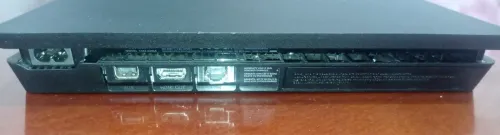 Ps4 utilisée version 13.50 + deux manettes.
