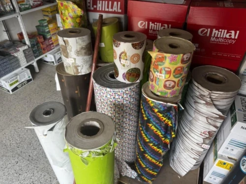 Papier cadeau en rouleau et en KG