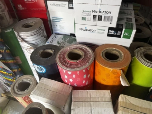 Papier cadeau en rouleau et au kg