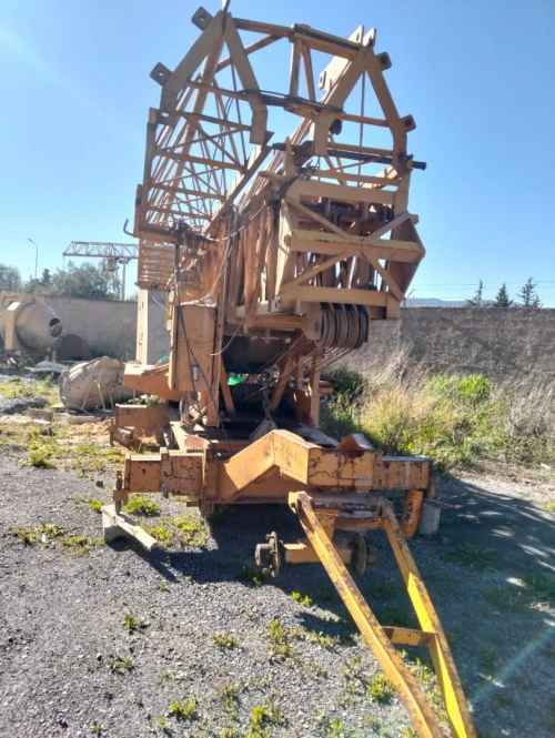 01 Grue fixe de 18m de hauteur et d'une fleche de 20m