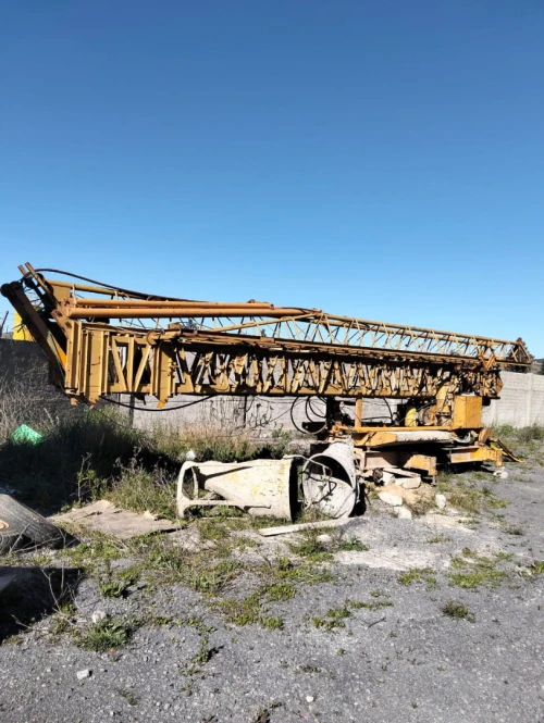 01 Grue fixe de 18m de hauteur et d'une fleche de 20m