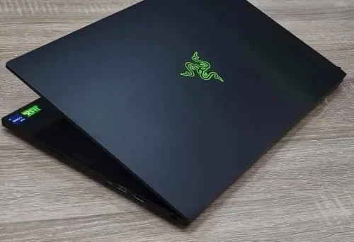 RAZER BLADE 18 2024/INTEL I9-13950HX/RAM 32GB DDR5/1TB NVME/NVIDIA RTX 4070 8GB/ECRAN 18  240HZ