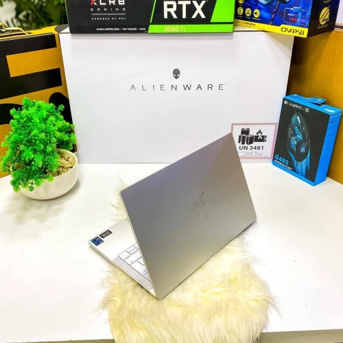 RAZER BOOK13/i7 -1185G7 EVO 4.8ghz/ 16GB DDR4 /512GB SSD NVEM/intel IRIS XE graphiq/ 13"TACTILE RGB