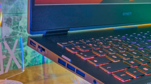 HP OMEN GAMING 17/i7-13700HX/32GB DDR5/1TB SSD/RTX4070 8GB/17.3" IPS 2560x1600 165Hz