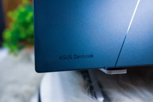 ASUS ZENBOOK 14 oled/intel I5-1255P  EVO/ram 08 ddr 5/disk 256 gb ssd/ecran 14 pouce 2.6K OLED 60Hz 