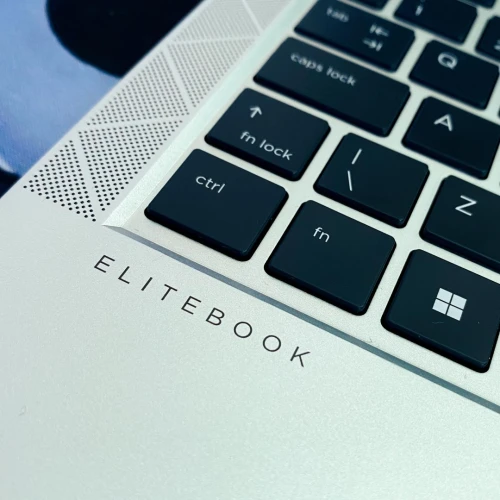 HP ELITEBOOK 840 G8/intel I5-1165G7 /ram 16 gb ddr4/disk 256 gb ssd/ecran 14 pouce fullhd IPS 