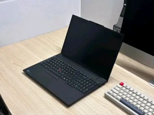 LENOVO THINKPAD E16 GEN 3/INTEL ULTRA 5-225U  /RAM 16GB DDR5  5200Mhz /DISK 512GB SSD NVUM 4GEN /intel  GRAPHIQUE 4GB /ECRAN 16 POUCE FHD+