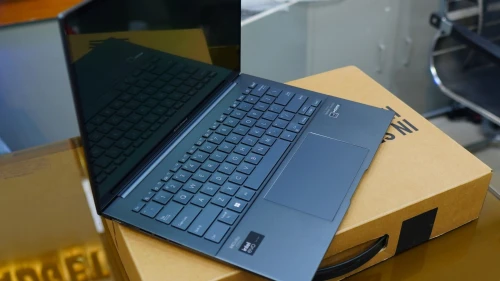 ASUS ZENBOOK 14 OLED/ULTRA 5 135H/RAM 8GB DDR5/512GB SSD/ECRAN 14 3K OLED TACTILE 