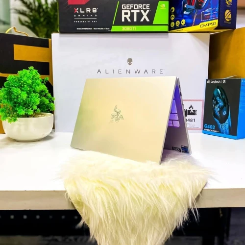 RAZER BOOK13/i7 -1185G7 EVO 4.8ghz/ 16GB DDR4 /512GB SSD NVEM/intel IRIS XE graphiq/ 13"TACTILE RGB