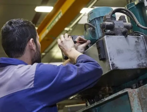 La réparation et la maintenance d'équipements et de machines d'ateliers et industriels صيانة آلات الورشة