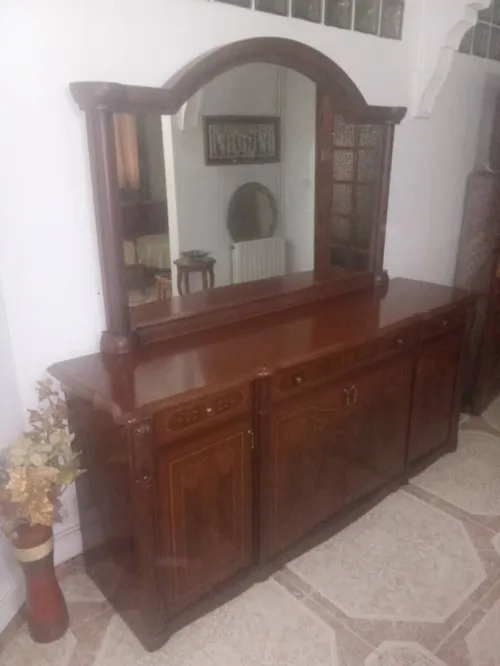Buffet et vaisselier et table salle a neuf