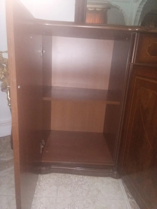 Buffet et vaisselier et table salle a neuf