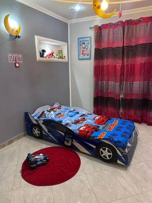 Lit enfant en forme de voiture à vendre