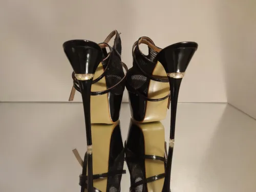 pleaser à sangle