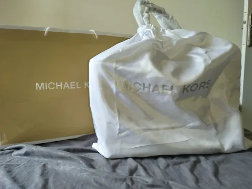 حقيبة Michael Kors أصلية بالعلّاقة والفاتورة
