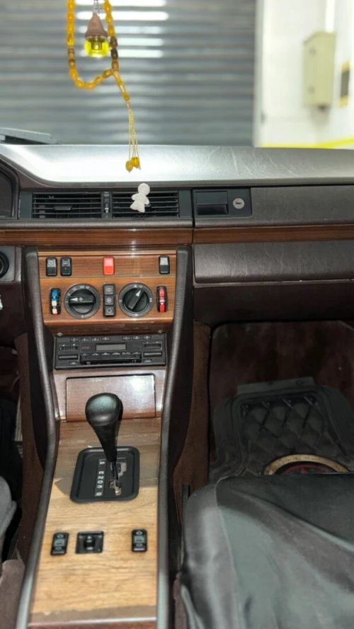 Mercedes W 124 6 cylendre en ligne 1989 D