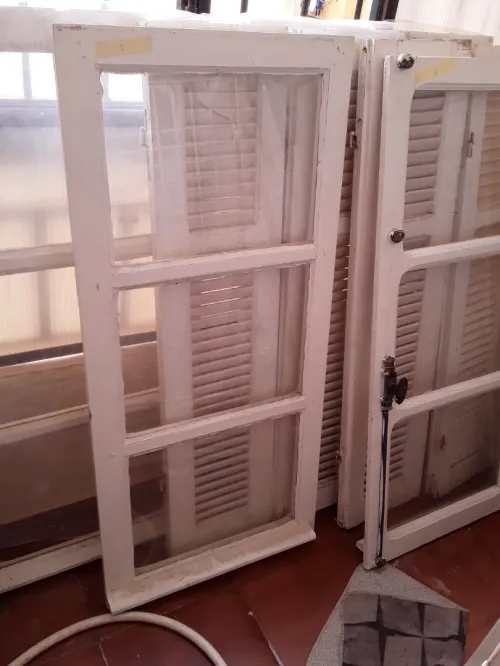fenêtre en bois avec vitre   (exactement 03 fenetre )