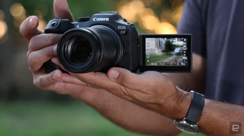 CANON EOS R7 - APPAREIL PHOTO HYBRIDE 4K - WI-FI - BLUETOOTH - 32.5MP - LDC TACTILE - ONLY BUDY - BLACK