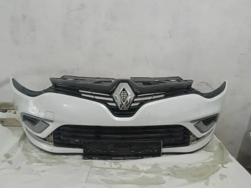 Parchoc avant et les phares Clio 4 GT Line 