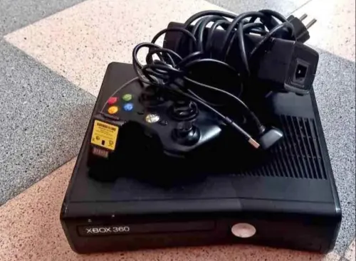 Xbox 360 bon état avec 2 manet 