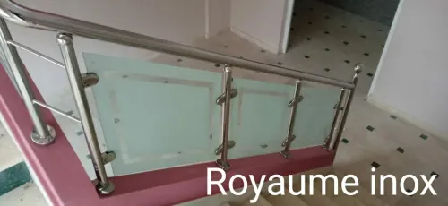 Rampes d'escalier en inox et verre 
