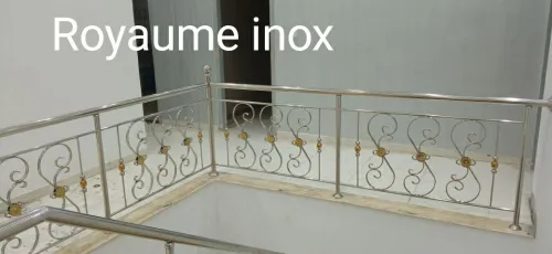 Rampes d'escalier en inox et verre 