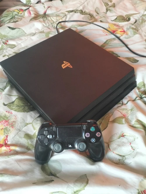 PS4 PRO NEUVE (AVEC MANNET ORIGINALE )